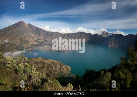 Der Vulkan Rinjani auf der Insel Lombok steigt auf 3,726 Meter (12,224 ft), die zweite in der Höhe unter den indonesischen Vulkanen. Der kleinere Kegel im See heißt Segara Anak Stockfoto