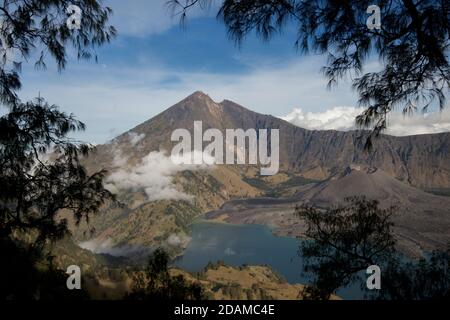 Der Vulkan Rinjani auf der Insel Lombok steigt auf 3,726 Meter (12,224 ft), die zweite in der Höhe unter den indonesischen Vulkanen. Der kleinere Kegel im Caldera-See heißt Segara Anak. Indonesien Stockfoto