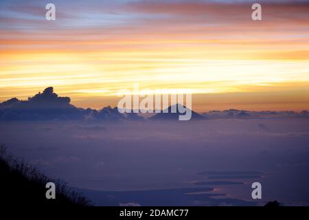 Mount Agung auf Bali vom Kraterrand des Rinjani Vulkans aus gesehen, Lombok, Indonesien. Morgendämmerung Stockfoto