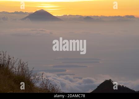 Mount Agung auf Bali vom Kraterrand des Rinjani Vulkans aus gesehen, Lombok, Indonesien. Morgendämmerung Stockfoto