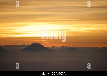 Mount Agung auf Bali vom Kraterrand des Rinjani Vulkans aus gesehen, Lombok, Indonesien. Morgendämmerung Stockfoto