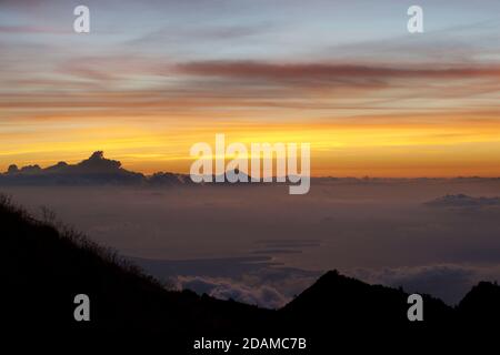 Mount Agung auf Bali vom Kraterrand des Rinjani Vulkans aus gesehen, Lombok, Indonesien. Morgendämmerung Stockfoto
