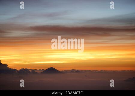 Mount Agung auf Bali vom Kraterrand des Rinjani Vulkans aus gesehen, Lombok, Indonesien. Morgendämmerung Stockfoto