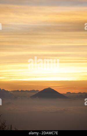 Mount Agung auf Bali vom Kraterrand des Rinjani Vulkans aus gesehen, Lombok, Indonesien. Morgendämmerung Stockfoto