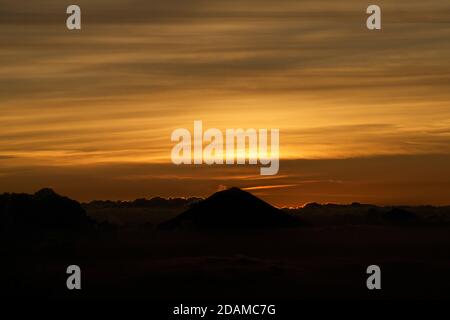 Mount Agung auf Bali vom Kraterrand des Rinjani Vulkans aus gesehen, Lombok, Indonesien. Morgendämmerung Stockfoto