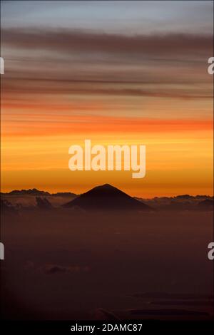 Mount Agung auf Bali vom Kraterrand des Rinjani Vulkans aus gesehen, Lombok, Indonesien. Morgendämmerung Stockfoto