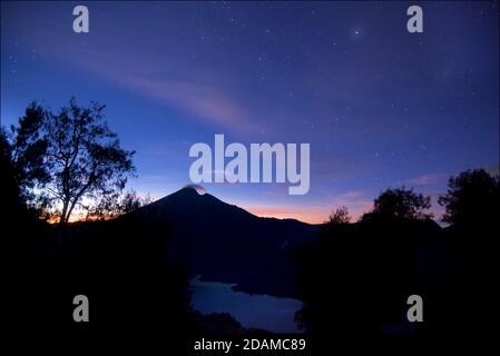 Sternennacht über Gunung Rinjani, vom Kraterrand des Caldera. Lombok, Indonesien Stockfoto