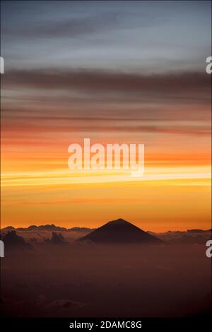 Mount Agung auf Bali vom Kraterrand des Rinjani Vulkans aus gesehen, Lombok, Indonesien. Morgendämmerung Stockfoto