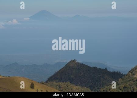Mount Agung auf Bali vom Kraterrand des Rinjani Vulkans aus gesehen, Lombok, Indonesien. Morgendämmerung Stockfoto