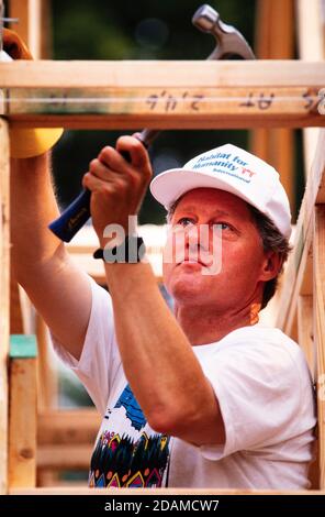 Präsidentschaftskandidat Bill Clinton arbeitet 1992 bei einem Wohnprojekt von Habitat for Humanity in Atlanta. Stockfoto