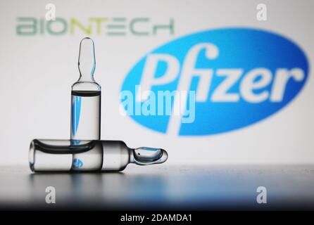 Ukraine. November 2020. In dieser Abbildung sind Ampullen vor dem amerikanischen multinationalen Pharmakonzern Pfizer und dem deutschen Biotechnologie-Unternehmen BioNTech Logos zu sehen. Kredit: Pavlo Gonchar/SOPA Images/ZUMA Wire/Alamy Live Nachrichten Stockfoto