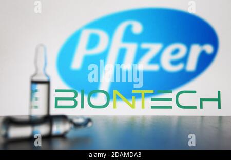 Ukraine. November 2020. In dieser Abbildung sind Ampullen vor dem amerikanischen multinationalen Pharmakonzern Pfizer und dem deutschen Biotechnologie-Unternehmen BioNTech Logos zu sehen. Kredit: Pavlo Gonchar/SOPA Images/ZUMA Wire/Alamy Live Nachrichten Stockfoto