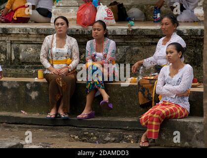 Balinesische Frauen in festlichem Kleid für Feierlichkeiten zu Ehren von Galungan, Sakenan Tempel, Bali, Indonesien Stockfoto