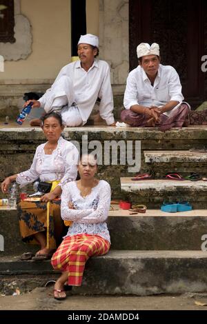 Balinesische Templegoer in festlicher Kleidung für Feierlichkeiten zu Ehren von Galungan, Sakenan-Tempel, Bali, Indonesien Stockfoto