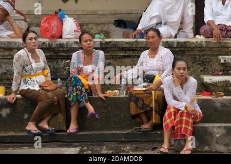 Balinesische Frauen in festlichem Kleid für Feierlichkeiten zu Ehren von Galungan, Sakenan Tempel, Bali, Indonesien Stockfoto