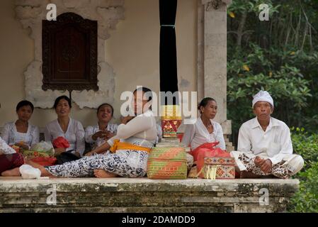 Balinesische Frauen in festlichem Kleid für Feierlichkeiten zu Ehren von Galungan, Sakenan Tempel, Bali, Indonesien Stockfoto