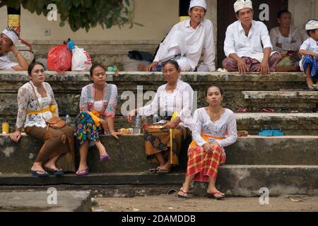 Balinesische Frauen in festlichem Kleid für Feierlichkeiten zu Ehren von Galungan, Sakenan Tempel, Bali, Indonesien Stockfoto