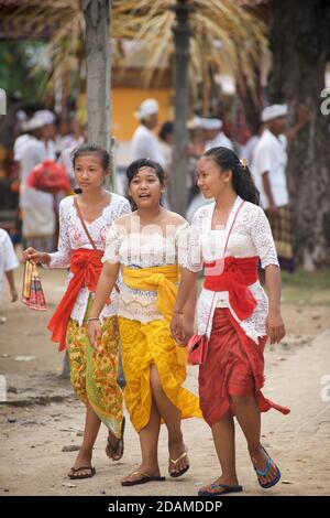 Balinesische Tempelgänger in festlicher Kleidung für Feierlichkeiten zu Ehren von Galungan, Sakenan-Tempel, Bali, Indonesien Stockfoto