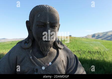 Münzen werden als Opfergaben an der Statue von Nubchen Sangye Yeshe im Garten der tausend Buddhas in Arlee, Montana am 24. Juli 2020 zurückgelassen. Gegründet von Stockfoto