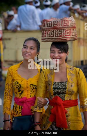 Balinesische Frau trägt Korb mit Opfergaben zum Tempel während Galungan Festlichkeiten. Bali, Indonesien Stockfoto