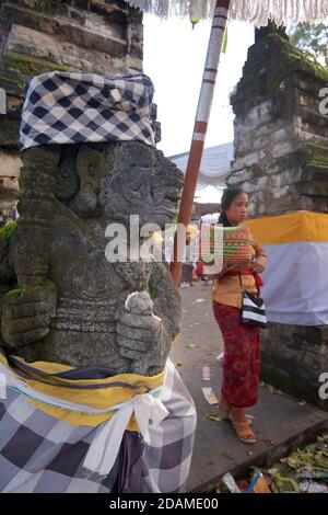 Balinesische Tempelgänger in festlicher Kleidung für Feierlichkeiten zu Ehren von Galungan, Sakenan-Tempel, Bali, Indonesien Stockfoto