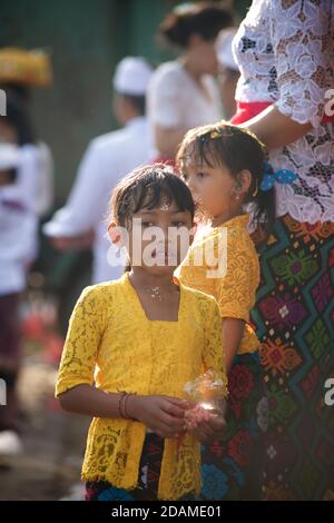 Balinesische Mädchen in festlicher Kleidung für Feierlichkeiten zu Ehren von Galungan, Sakenan Tempel, Bali, Indonesien. Stockfoto