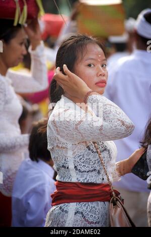 Junge balinesische Frau in festlicher Kleidung für Feierlichkeiten zu Ehren von Galungan, Sakenan Tempel, Bali, Indonesien. Stockfoto