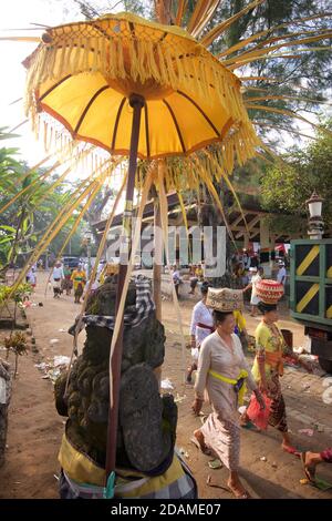 Balinesische Tempelgänger in festlicher Kleidung für Feierlichkeiten zu Ehren von Galungan, Sakenan-Tempel, Bali, Indonesien Stockfoto