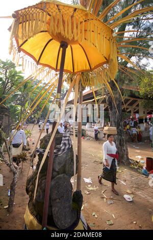 Balinesische Tempelgänger in festlicher Kleidung für Feierlichkeiten zu Ehren von Galungan, Sakenan-Tempel, Bali, Indonesien Stockfoto