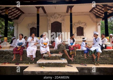 Balinesische Festivalbesucher in festlicher Kleidung während Galungan Feiern im Sakenan Tempel, Bali, Indonesien Stockfoto