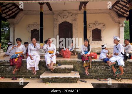 Balinesische Festivalbesucher in festlicher Kleidung während Galungan Feiern im Sakenan Tempel, Bali, Indonesien Stockfoto