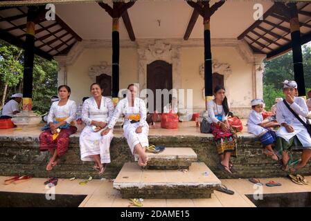 Balinesische Festivalbesucher in festlicher Kleidung während Galungan Feiern im Sakenan Tempel, Bali, Indonesien Stockfoto