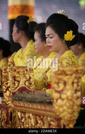 Vorwiegend weibliche Gamelan-Orchester im Sakenan-Tempel, Bali, Indonesien. Stockfoto