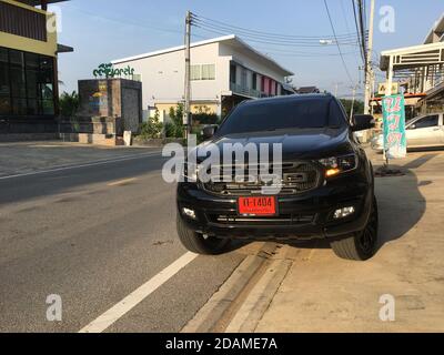 Bangkok, THAILAND - 24. Oktober 2020:EIN schwarzer ford everet mit seinem roten Kennzeichen von Thailand zeigt, dass es ein neues Auto ist und wartet auf legale weiße nein Stockfoto