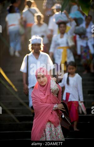 Besucher gehen die Stufen hinunter, die zum Pura Luhu Uluwatu Tempel führen. Bali, Indonesien Stockfoto