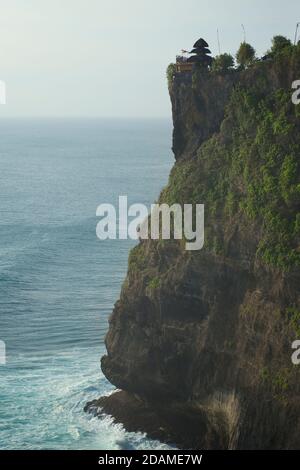 Pura Luhu Uluwatu Tempel - auf einem Felsen mit einem geraden Tropfen von 250 Fuß zum Meer unten gebaut. Bali, Indonesien Stockfoto