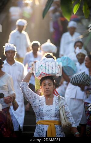 Besucher gehen die Stufen hinunter, die zum Pura Luhu Uluwatu Tempel führen. Bali, Indonesien Stockfoto