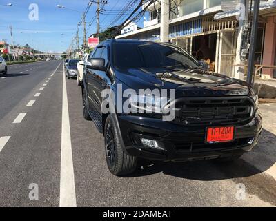 Bangkok, THAILAND - 24. Oktober 2020:EIN schwarzer ford everet mit seinem roten Kennzeichen von Thailand zeigt, dass es ein neues Auto ist und wartet auf legale weiße nein Stockfoto