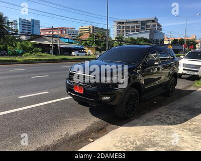 Bangkok, THAILAND - 24. Oktober 2020:EIN schwarzer ford everet mit seinem roten Kennzeichen von Thailand zeigt, dass es ein neues Auto ist und wartet auf legale weiße nein Stockfoto