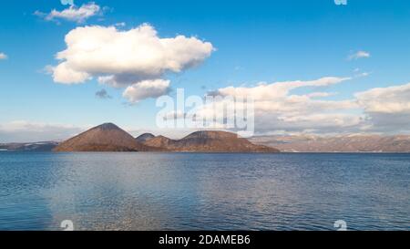 Lake Toya mit Nakajima Island im Winter in Hokkaido Japan Stockfoto