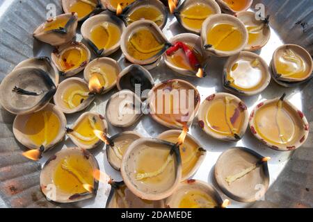 Wachskerzen im Tempel von Arulmigu Sree Veera Hanuman in Little India, Brickfields, Kuala Lumpur, Malaysia Stockfoto