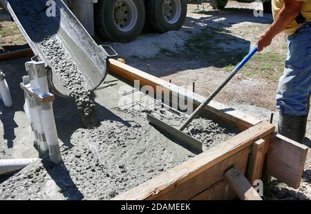 Betongießen während der gewerblichen Betonierböden des kleinen Wasserhauses grundlage Stockfoto