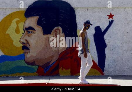 Guacara, Carabobo, Venezuela. November 2020. 13. November 2020. Ein Mann geht vor Graffiti von Nicolas Maduro, Präsident von Venezuela. In Guacara, Carabobo, Venezuela . Foto: Juan Carlos Hernandez Kredit: Juan Carlos Hernandez/ZUMA Wire/Alamy Live News Stockfoto