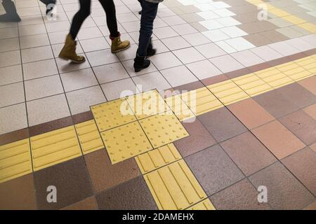 Indoor taktile Pflasterung Fußpfad für blinde und Vision Handicap Stockfoto