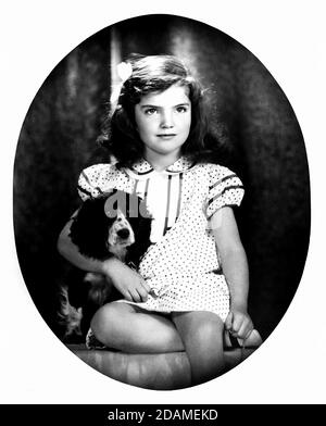 1935 , USA : JACQUELINE Lee BOUVIER ( JACKIE O , 1929 - 1994 ), als war ein kleines reiches Mädchen im Alter von 6 . Später verheiratet mit dem Präsidenten der Vereinigten Staaten John Fitzgerald KENNEDY (1917 - 1963) im Jahr 1961 und im Jahr 1968 mit reichen Aristotele ONASSIS ( 1906 - 1975). Foto von David Berne . - JFK - J.F.K. - FIRST LADY - Presidente degli Stati Uniti d'America - KIND - KINDER - KINDHEIT - INFANZIA - bambino - Bambina - Bambini - Persönlichkeiten Persönlichkeit als jung war - personalità da giovani giovane - Hund - Cocker - Stock - Haustier - animale domestico --- ARCHIVIO GBB Stockfoto