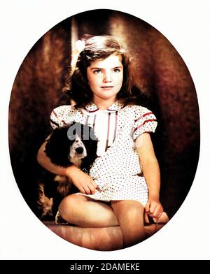 1935 , USA : JACQUELINE Lee BOUVIER ( JACKIE O , 1929 - 1994 ), als war ein kleines reiches Mädchen im Alter von 6 . Später verheiratet mit dem Präsidenten der Vereinigten Staaten John Fitzgerald KENNEDY (1917 - 1963) im Jahr 1961 und im Jahr 1968 mit reichen Aristotele ONASSIS ( 1906 - 1975). Foto von David Berne . DIGITAL EINGEFÄRBT .- JFK - J.F.K. - FIRST LADY - Presidente degli Stati Uniti d'America - KIND - KINDER - KINDHEIT - INFANZIA - bambino - Bambina - Bambini - Persönlichkeiten Persönlichkeit als jung war - personalità da giovani giovane - Hund - Cocker - Stock - Haustier - animale domestico --- ARCHIVIO GBB Stockfoto