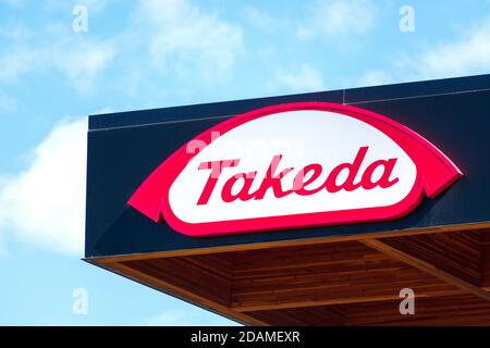 Das Takeda-Logo trägt das Bürogebäude der Takeda Pharmaceutical Company, eines japanischen multinationalen Pharma- und Biopharmaunternehmen - San Diego Stockfoto