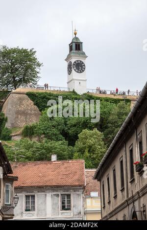 NOVI SAD, SERBIEN - 4. JULI 2018: Uhrturm der Festung Petrovaradin in Novi Sad, Serbien. Diese Festung ist eines der wichtigsten Wahrzeichen der Woiwodina, Stockfoto