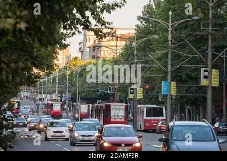 BELGRAD, SERBIEN - 28. JULI 2020: Stau von Autos Straßenbahnen und Busse und andere Fahrzeuge auf einer Bulevar Kralja Aleksandra Straße im Stadtzentrum auf der Spitze Stockfoto