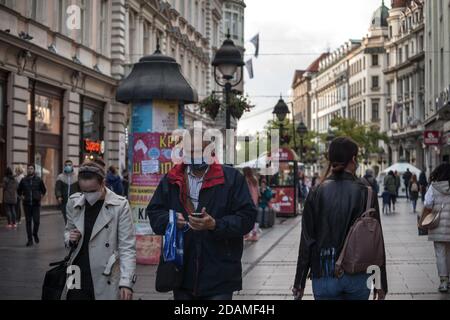 BELGRAD, SERBIEN - 17. OKTOBER 2020: Mann mittleren Alters, der in der Kneza Mihailova Straße von Belgrad mit Gesichtsmaske Schutzausrüstung auf Coro zu Fuß Stockfoto